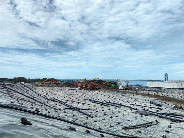 土工膜及保护层的铺设