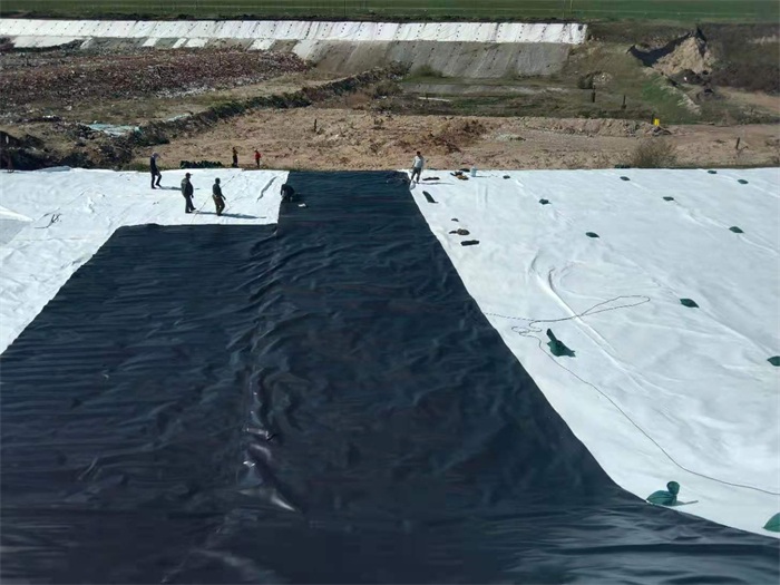 边坡防渗工程中糙面土工膜和长丝土工布铺设顺序