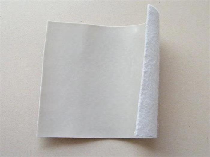 复合土工膜成品为什么是湿的？