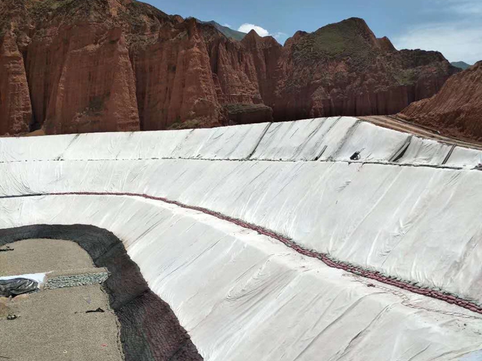 膨润土防水毯与土工膜配合使用的优势