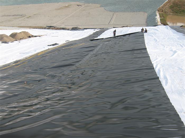 复合土工膜和土工膜的使用年限对比